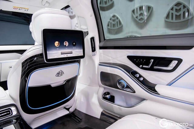 man-hinh-hang-ghe-sau-xe-mercedes-maybach-s680