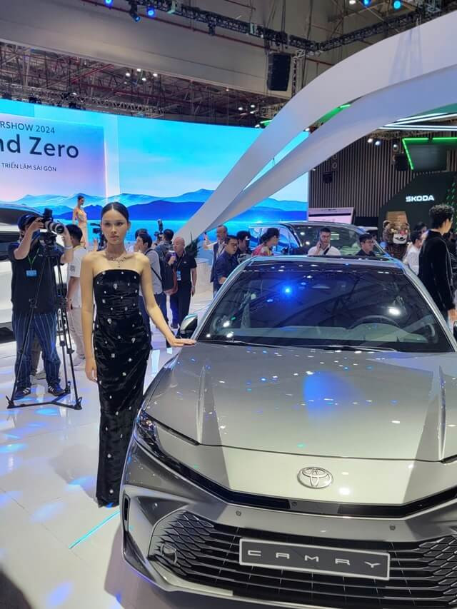 nguoi-dep-ben-toyota-camry-tai-vms-2024