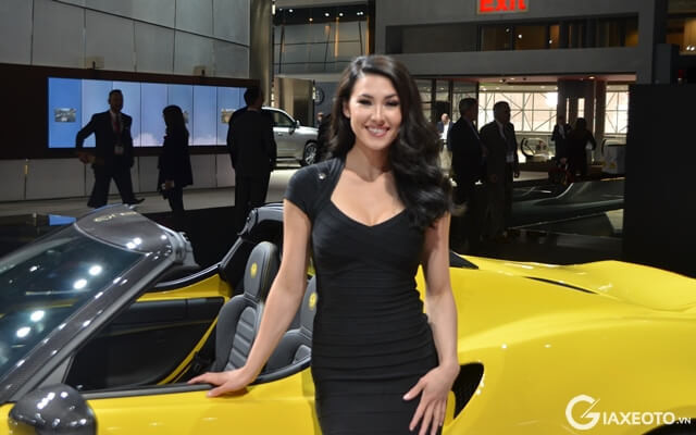 nguoi-mau-tai-newyork-auto-show