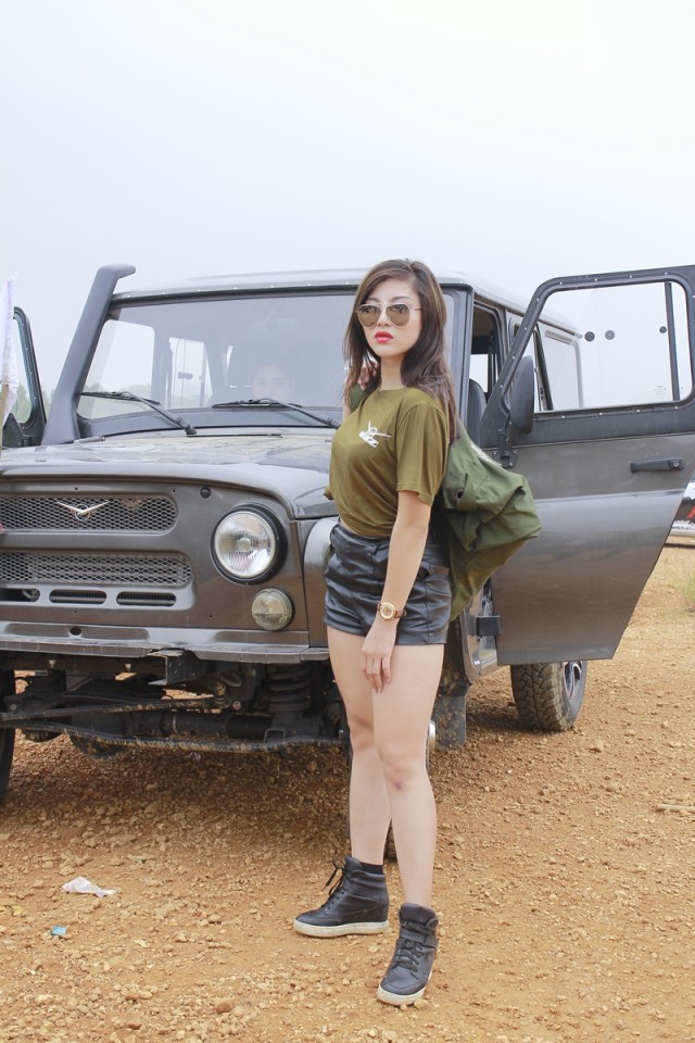 nguoi-mau-thu-gach-va-xe-uaz-hunter