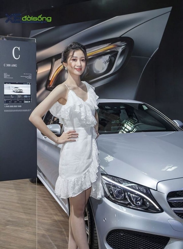 nguoi-mau-xe-hoi-viet-nam-ben-xe-mercedes-c300-amg