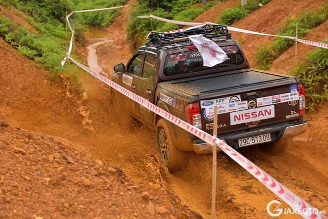 nissan-navara-do-tren-duong-offroad