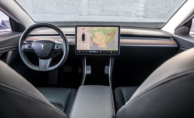 noi-that-khoang-lai-xe-Tesla-Model-3