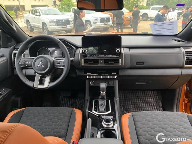 noi-that-mitsubishi-triton-moi