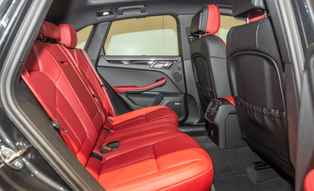 porsche-macan-ban-xang-khoang-hanh-khach