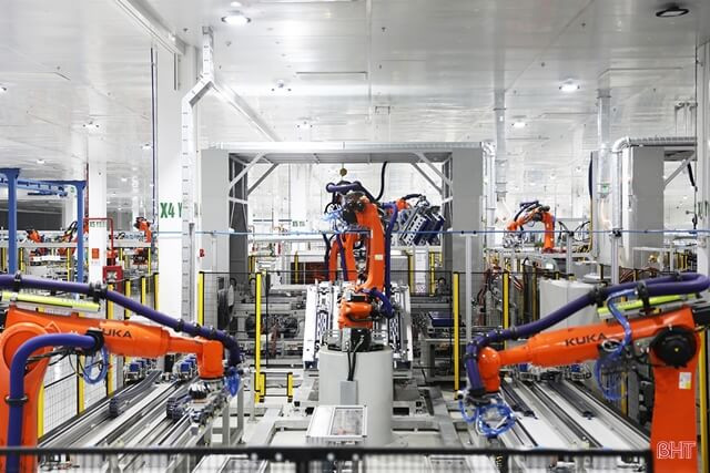 robot-tu-dong-trong-nha-may-pin-vines-ha-tinh