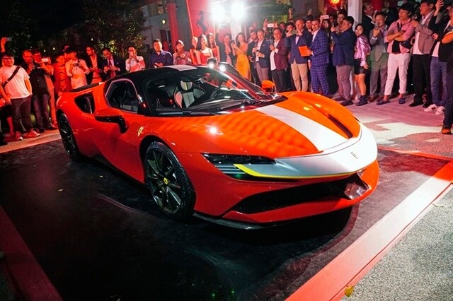 sieu-xe-ferrari-sf90-stradale-ra-mat