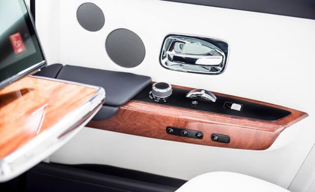 tay-nam-cua-Rolls-Royce-Phantom-8