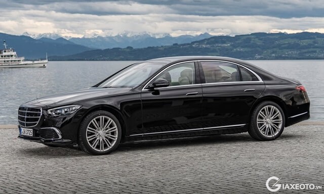 than-xe-Mercedes-Benz-S500-mau-den