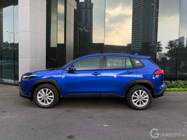 than-xe-toyota-corolla-cross-1_8g-2022-mau-xanh