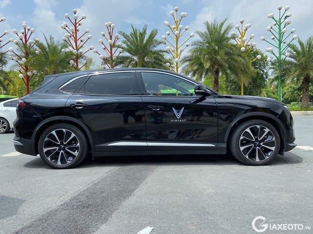 than-xe-vinfast-vf8-mau-den