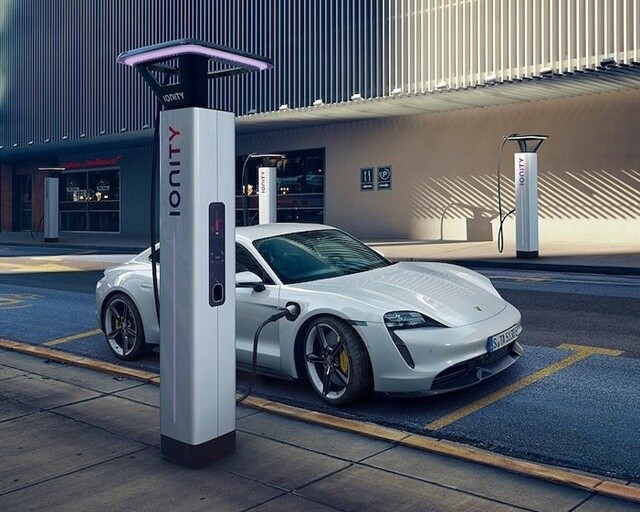 van-hanh-xe-porsche-taycan