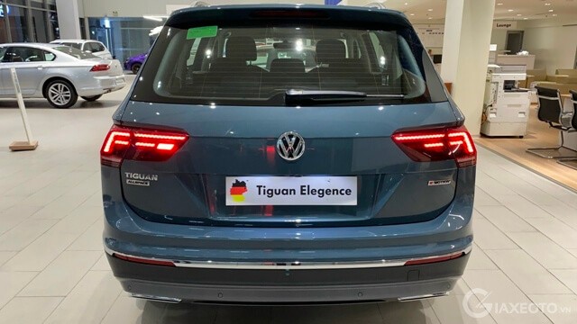 volkswagen-tiguan-elegance-duoi-xe