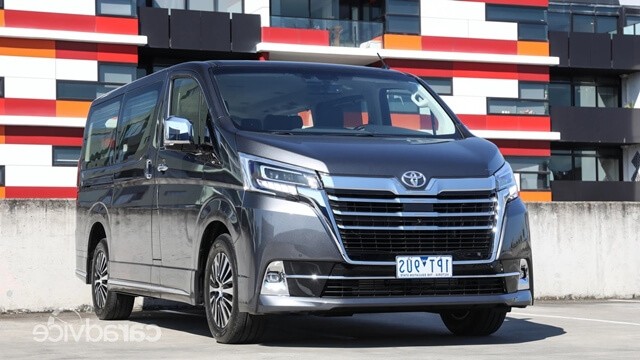 xe-toyota-granvia-ra-mat